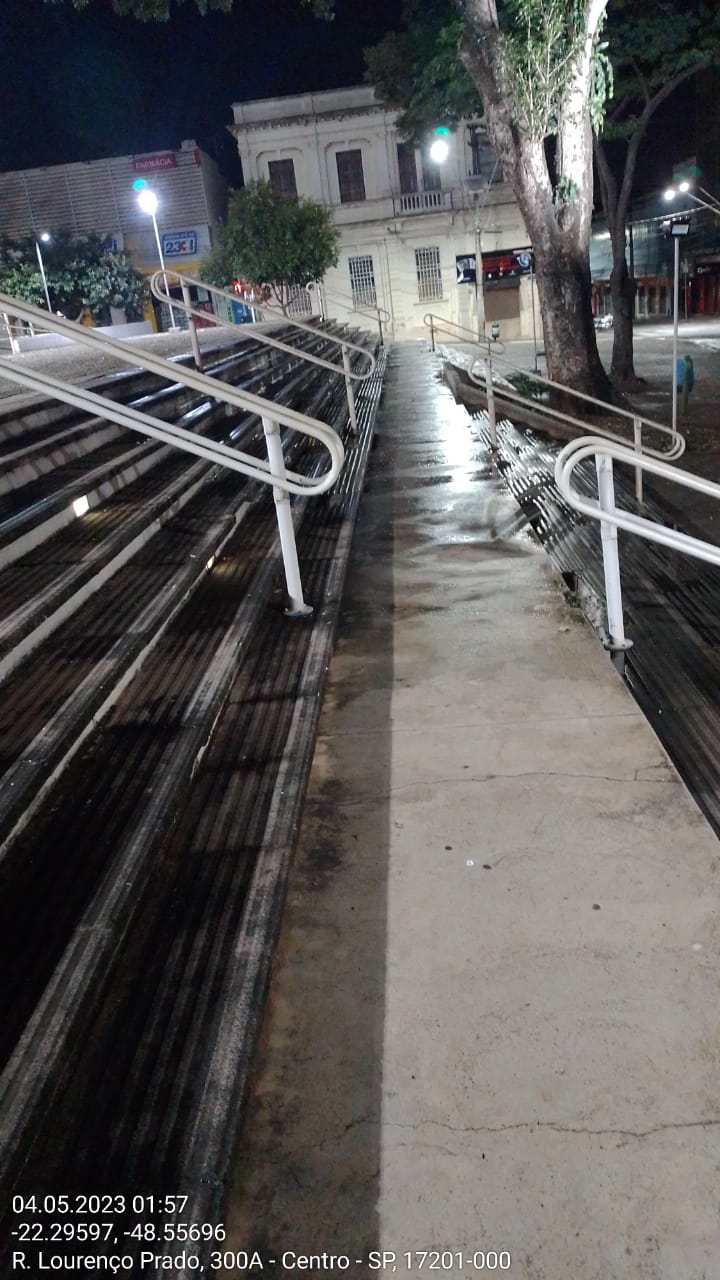 PRAÇA SIQUEIRA CAMPOS RECEBE AÇÕES DE LIMPEZA