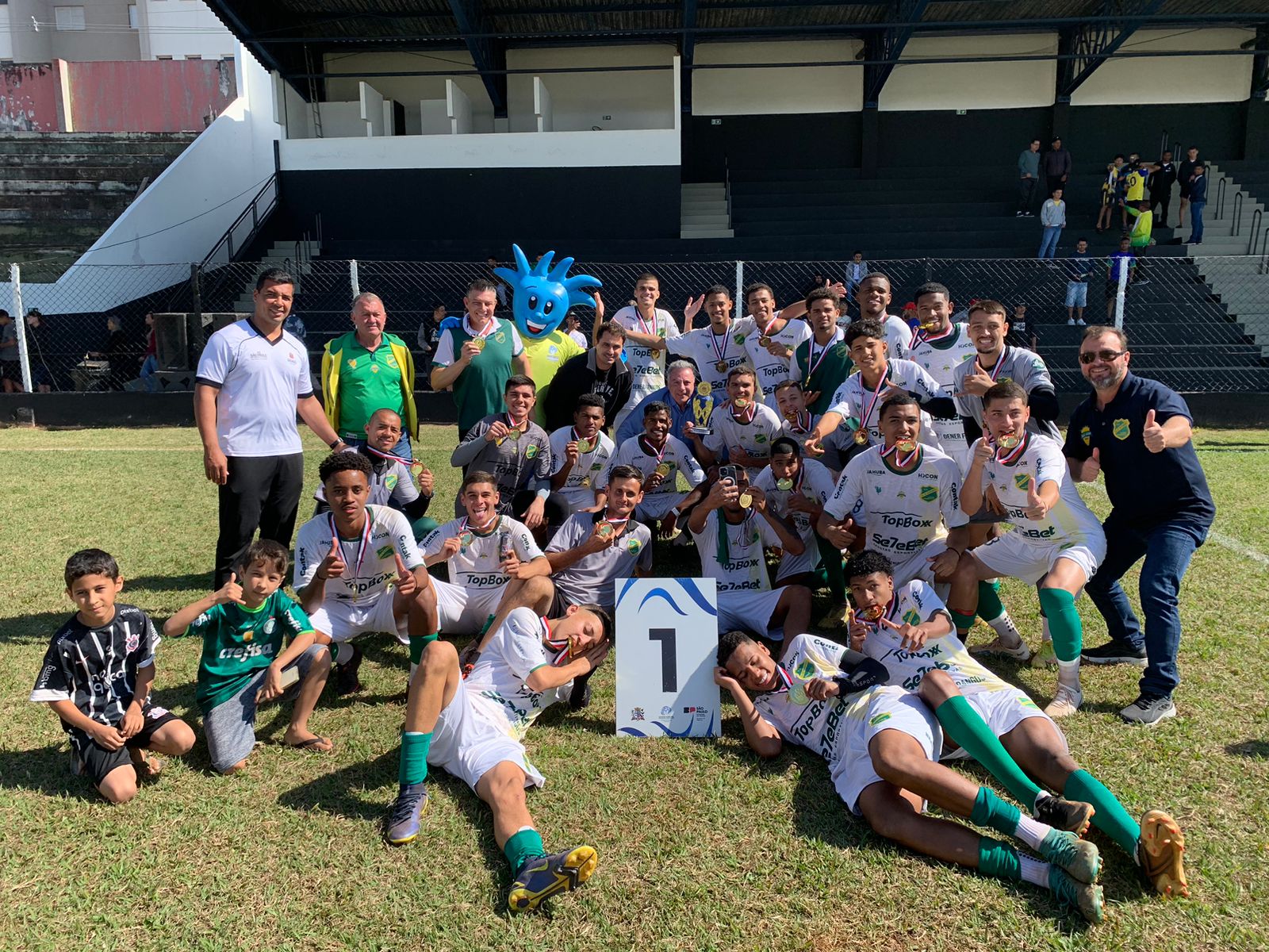 JOGOS REGIONAIS: FUTEBOL MASCULINO É OURO E TÊNIS DE MESA CONQUISTA MEDALHAS