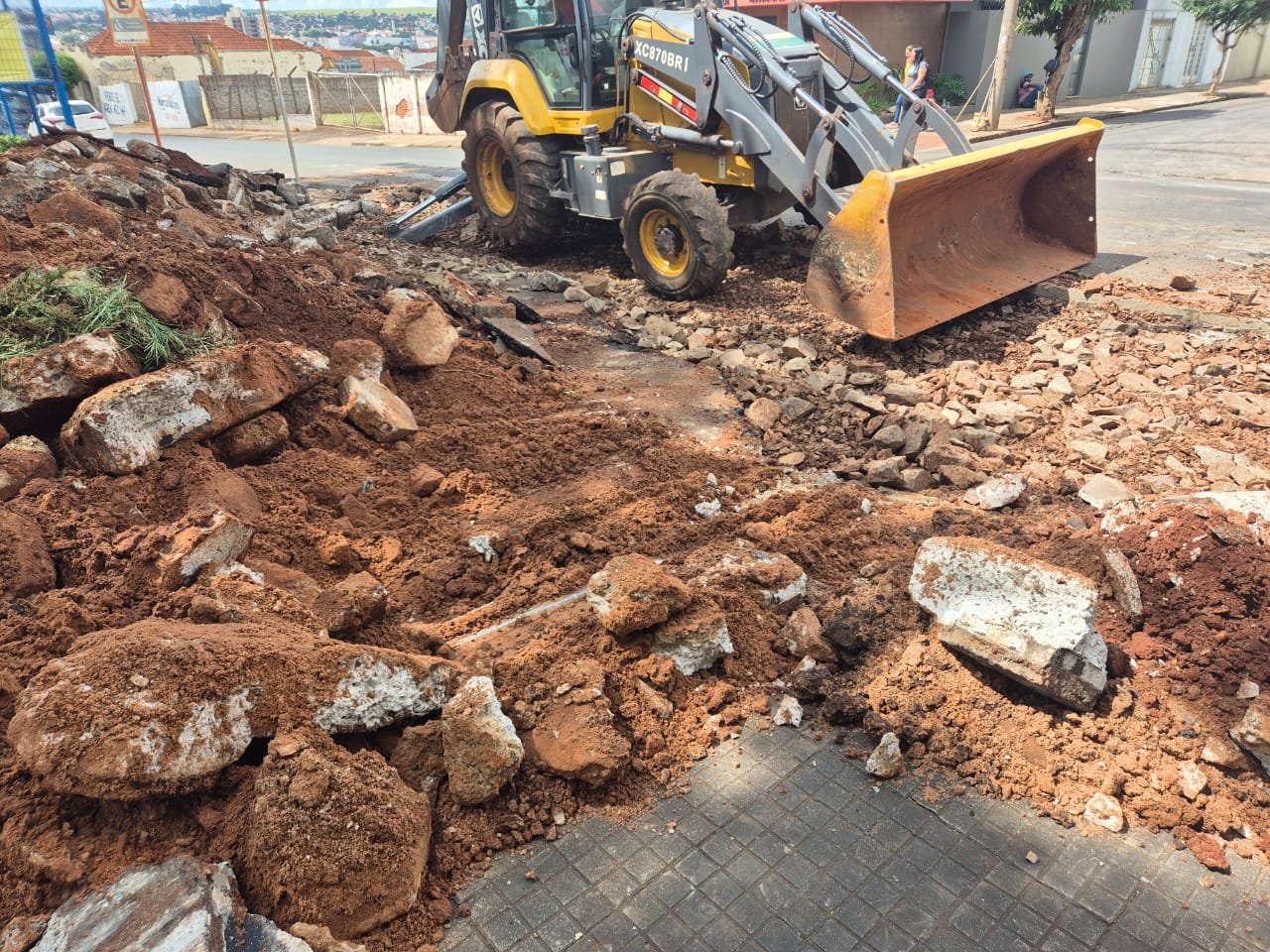 PREFEITURA REALIZA INSTALAÇÃO DE SARJETÃO NA REGIÃO DA ETEC