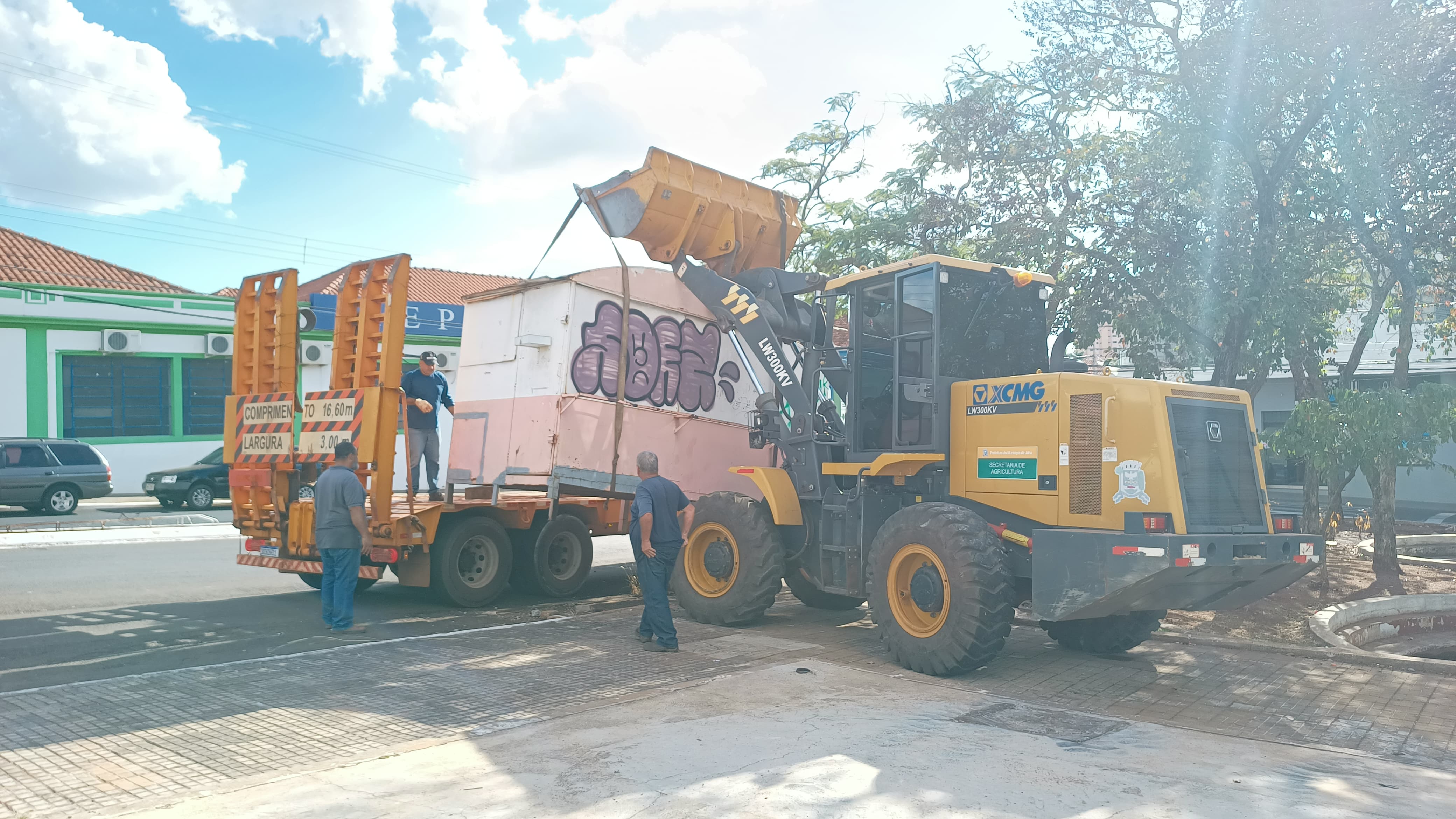 PREFEITURA REALIZA REMOÇÃO DE TRAILER ABANDONADO NA PRAÇA TANCREDO NEVES