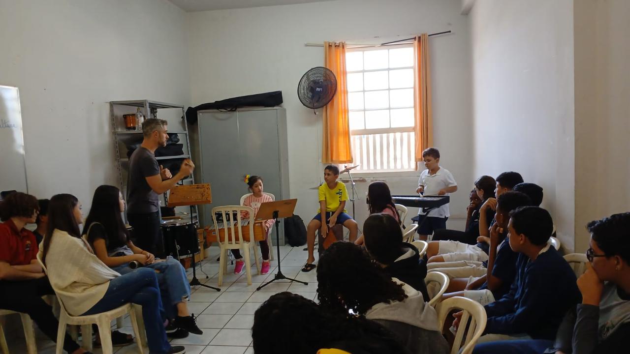 TARDE DE MÚSICA, APRENDIZADO E DIVERSÃO PARA ESTUDANTES DA EE CAETANO LOURENÇO DE CAMARGO