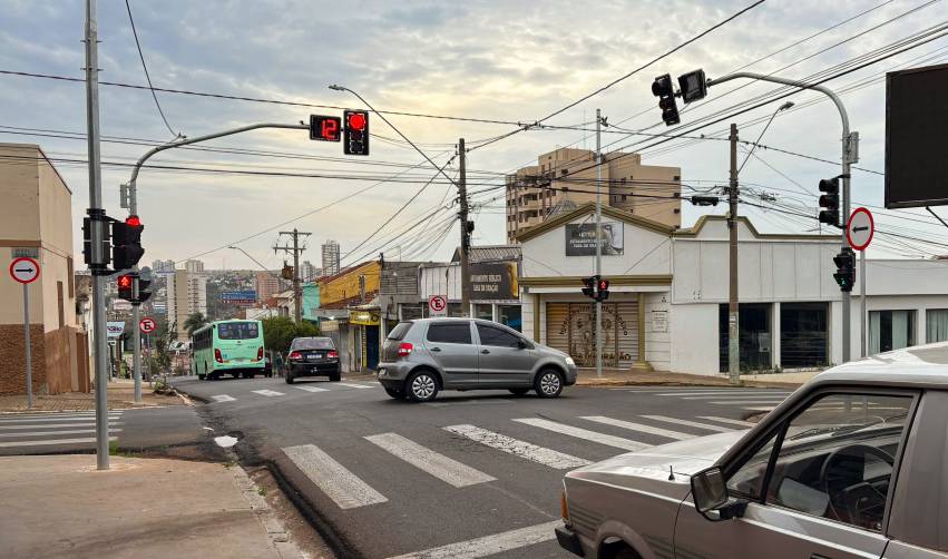 SEMÁFORO DA TREZE DE MAIO COM A HUMAITÁ ENTRA EM FUNCIONAMENTO