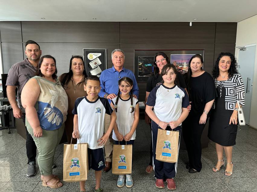 PREFEITURA PREMIA ALUNOS VENCEDORES DE CONCURSO DE DESENHO