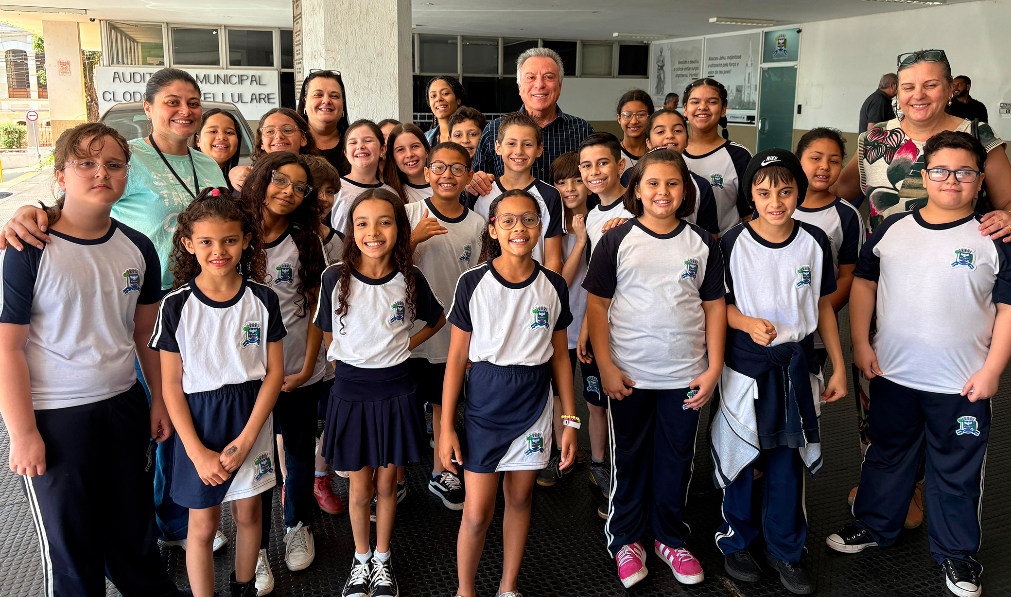 ALUNOS DA EMEF ALVARINA BIZARRO SOUZA VISITAM A PREFEITURA