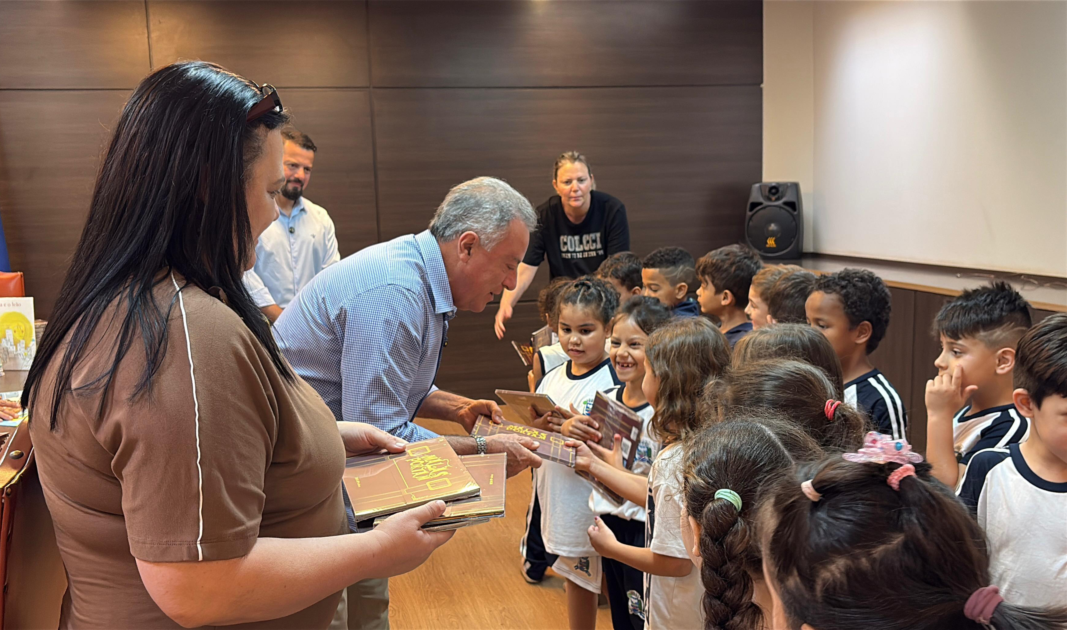 PREFEITURA DISTRIBUI LIVROS PARA ALUNOS DA REDE MUNICIPAL