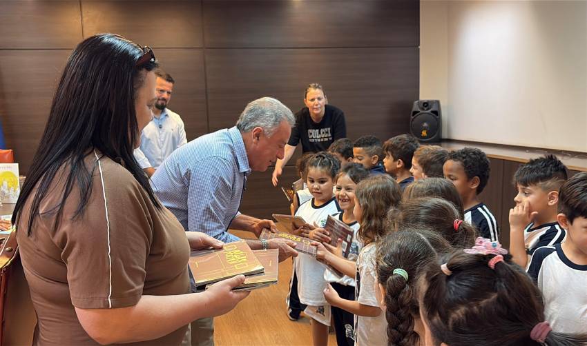 PREFEITURA DISTRIBUI LIVROS PARA ALUNOS DA REDE MUNICIPAL
