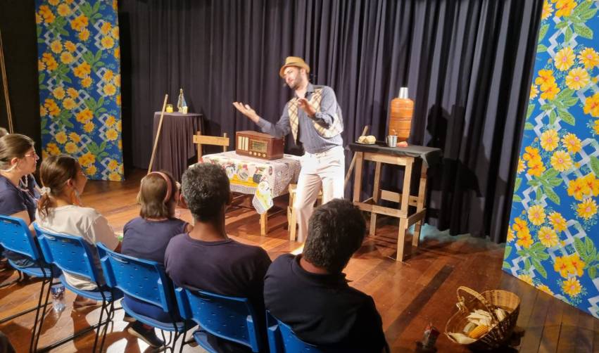 MISTURA DE CIRCO E TEATRO PROPORCIONA TARDE DE ALEGRIA NO CEU