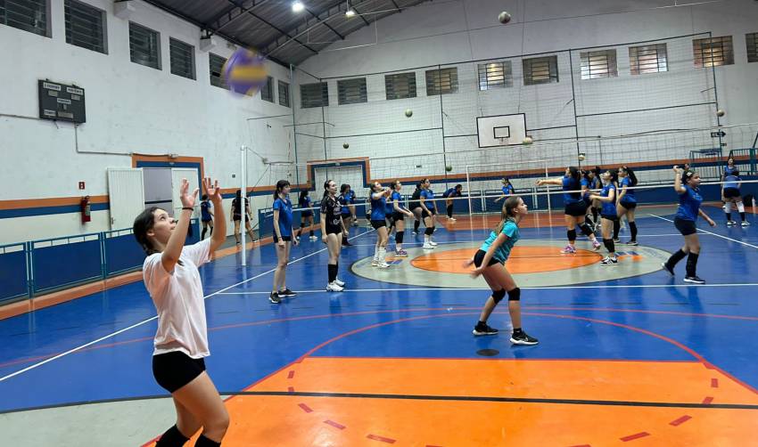 PROJETO "JAÚ VÔLEI" OFERECE AULAS GRATUITAS PARA MENINAS DA CIDADE