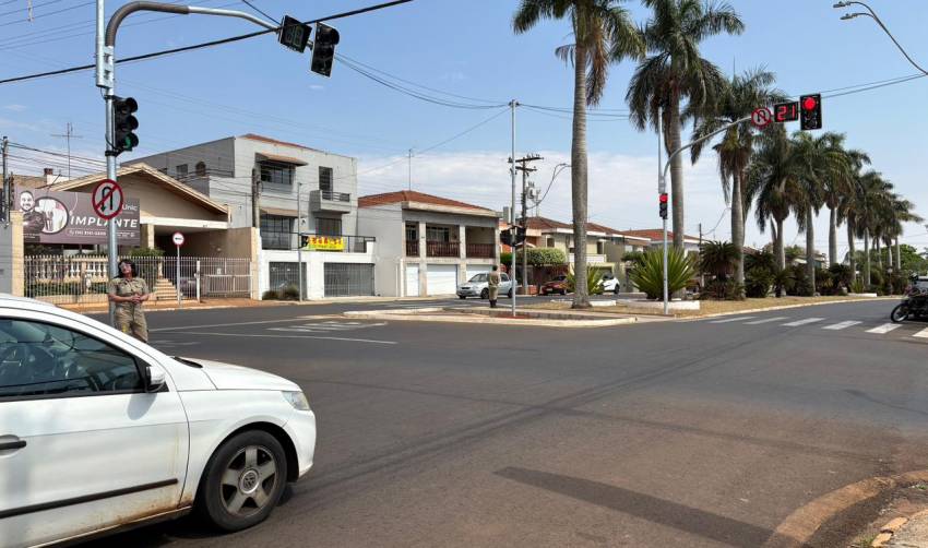PREFEITURA COLOCA SEMÁFORO EM FUNCIONAMENTO NO CRUZAMENTO DA RANGEL PESTANA COM A ZEZINHO MAGALHÃES
