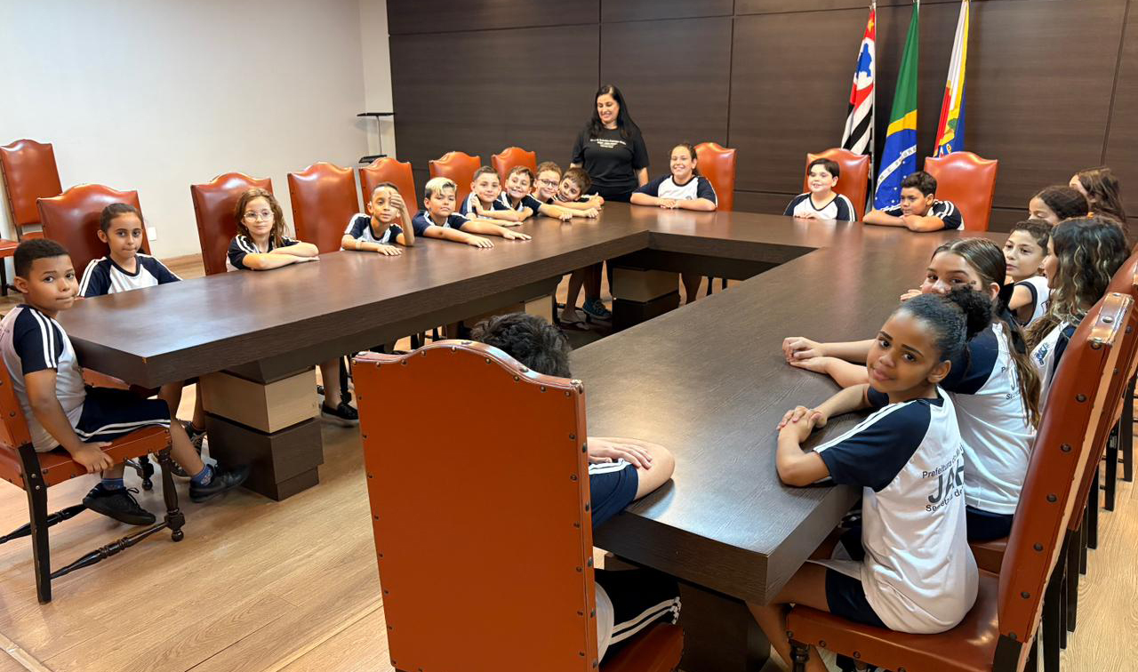 PREFEITURA RECEBE A VISITA DE ALUNOS DA EMEF MARIA DE LOURDES