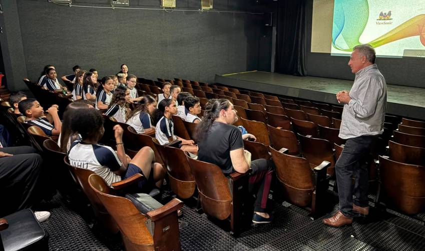 ALUNOS VISITAM O CINE MUNICIPAL