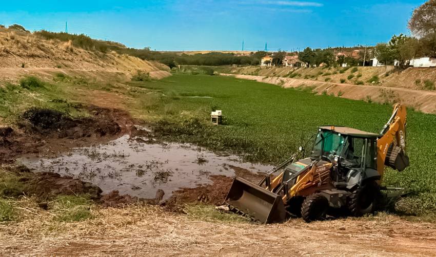 PREFEITURA INICIA LIMPEZA NO LAGO DO MARIA LUIZA IV 