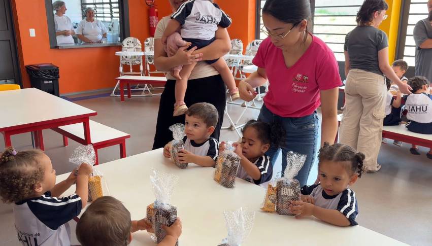 PREFEITURA SERVE MERENDA ESPECIAL EM COMEMORAÇÃO AO 'DIA DAS CRIANÇAS'