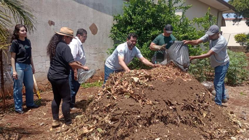  HORTA EM ABRIGO GANHA FORÇA COM OFICINA DE COMPOSTAGEM