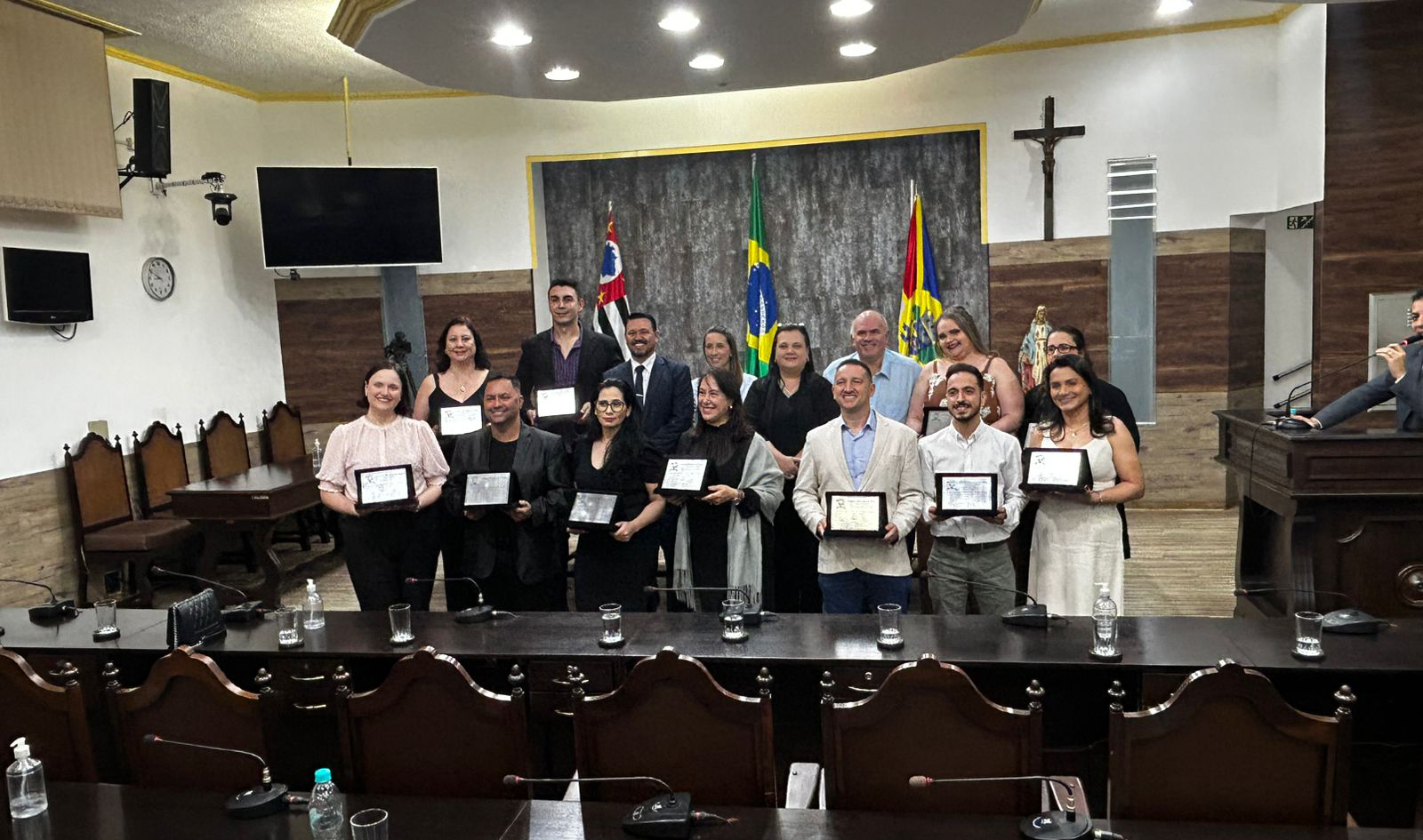 PROFESSORES DA REDE MUNICIPAL SÃO HOMENAGEADOS PELA CÂMARA MUNICIPAL