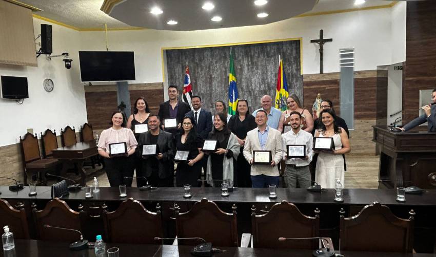 PROFESSORES DA REDE MUNICIPAL SÃO HOMENAGEADOS PELA CÂMARA MUNICIPAL