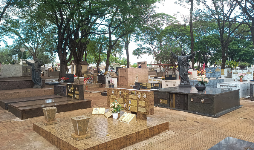 CEMITÉRIO GUARDA PLACAS DE IDENTIFICAÇÃO DE VÁRIOS JAZIGOS