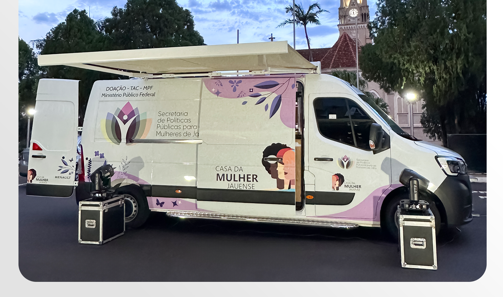 LEI MARIA DA PENHA ITINERANTE NO ESTACIONAMENTO DO "TENDA ATACADO"