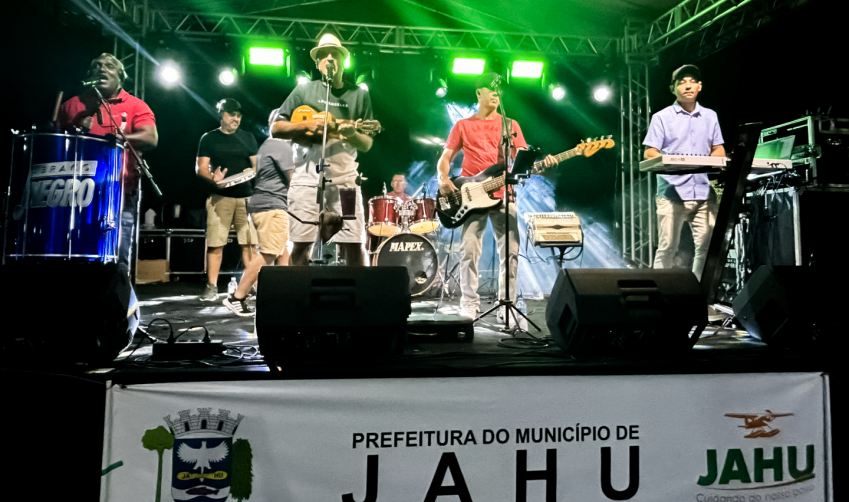 CAPOEIRA E ABRAÇO NEGRO MOVIMENTAM A PRAÇA DO MUSEU