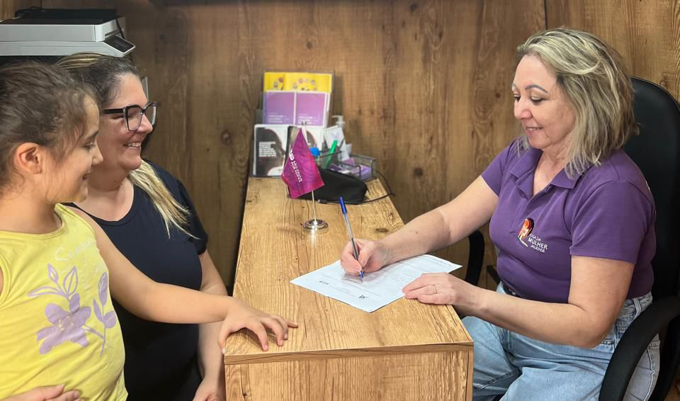 AÇÃO ITINERANTE LEVA ATENDIMENTO E ORIENTAÇÃO ÀS MULHERES 