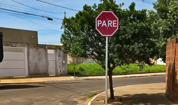 POTUNDUVA: PREFEITURA COMEÇA IMPLANTAÇÃO DE SINALIZAÇÃO VERTICAL NO RESIDENCIAL PEDRO JULIAN