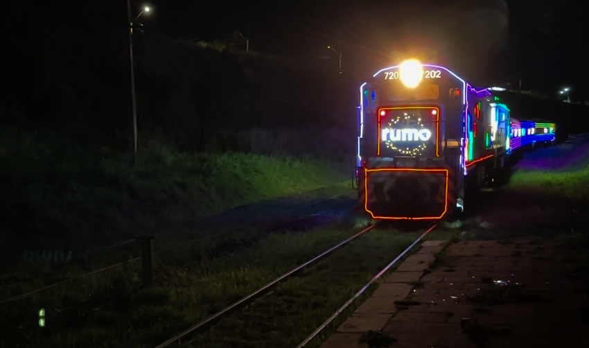 TREM ILUMINADO PASSA POR JAHU