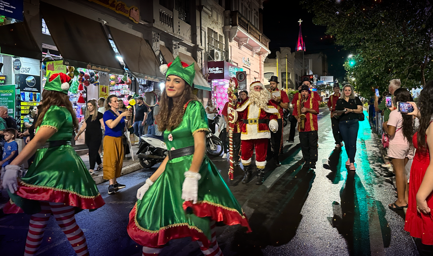 O PAPAI NOEL VAI DESFILAR PELA MAJOR PRADO NESTA QUINTA-FEIRA (18)