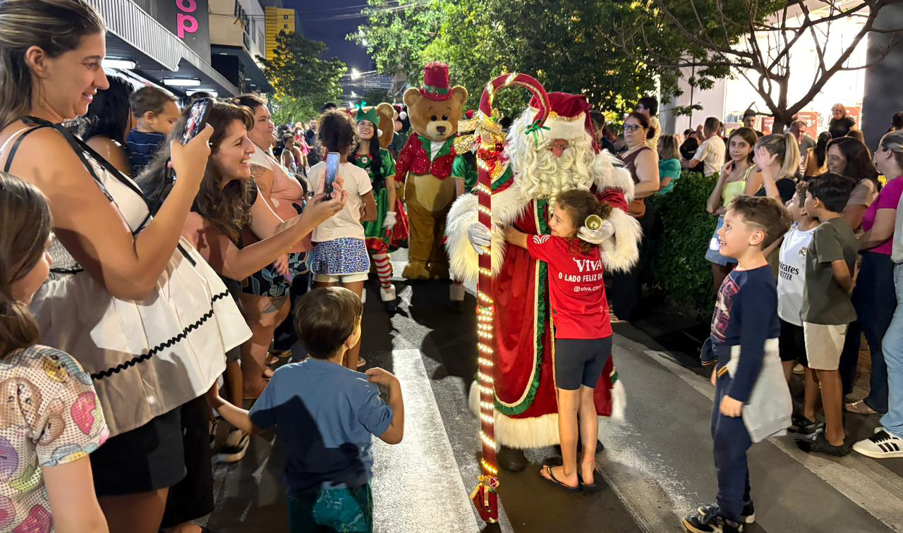 PARADA DE NATAL ENCANTA O CENTRO DA CIDADE