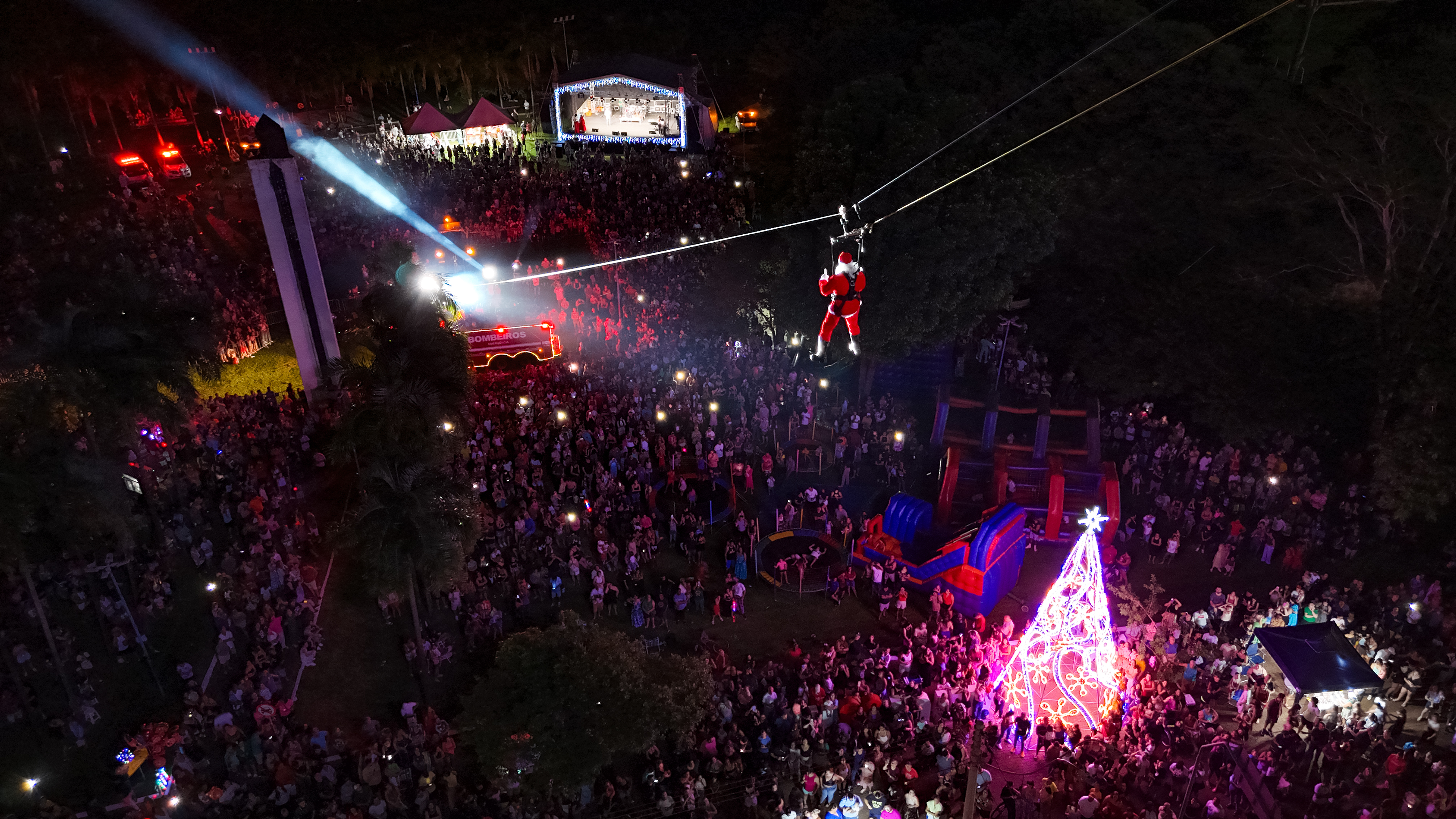 PAPAI NOEL DESCE DE TIROLESA NO PARQUE DO RIO JAÚ