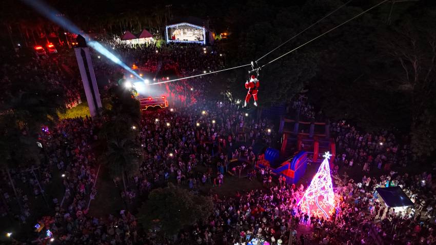 PAPAI NOEL DESCE DE TIROLESA NO PARQUE DO RIO JAÚ