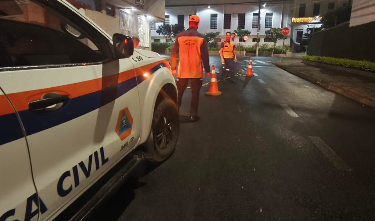 QUARTEIRÃO DA RUA OROZIMBO LOUREIRO É INTERDITADO APÓS ABERTURA DE BURACO NO ASFALTO