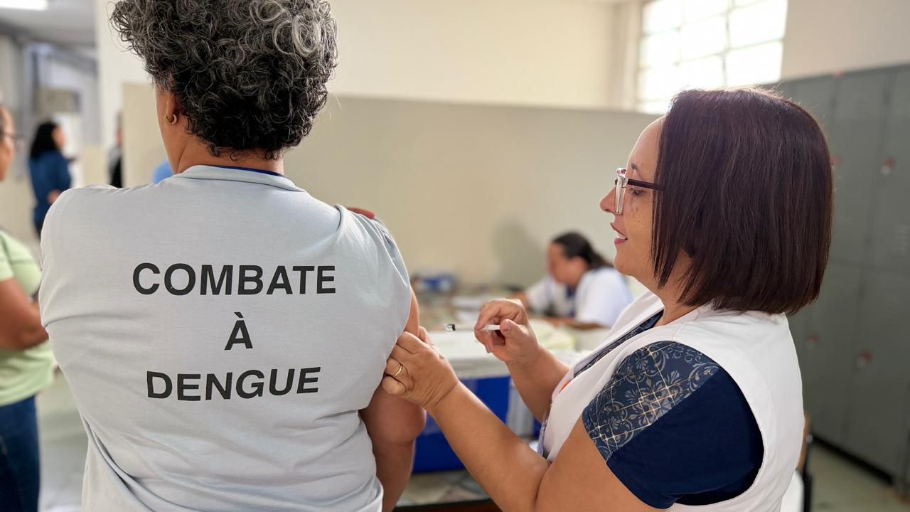 AGENTES DE COMBATE ÀS ENDEMIAS SÃO VACINADOS CONTRA A DENGUE