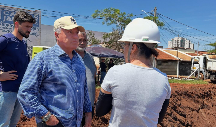 PREFEITURA ACOMPANHA OBRAS CONTRA ENTUPIMENTO QUE AFETAVA LAGO DO SILVÉRIO