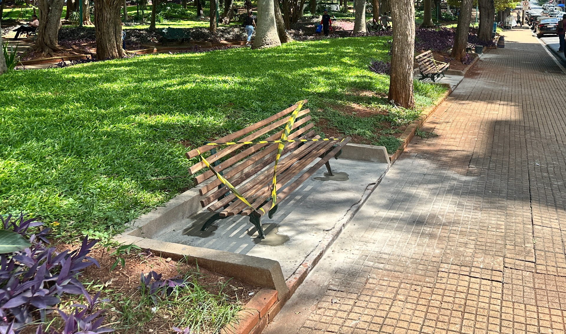 PREFEITURA SUBSTITUI BANCOS DO JARDIM DE BAIXO