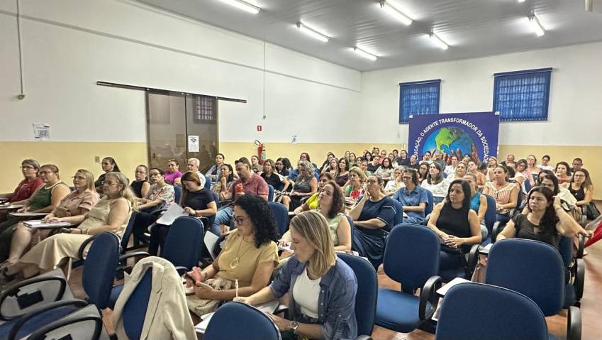 SERVIDORES DA EDUCAÇÃO PARTICIPAM DE PALESTRA