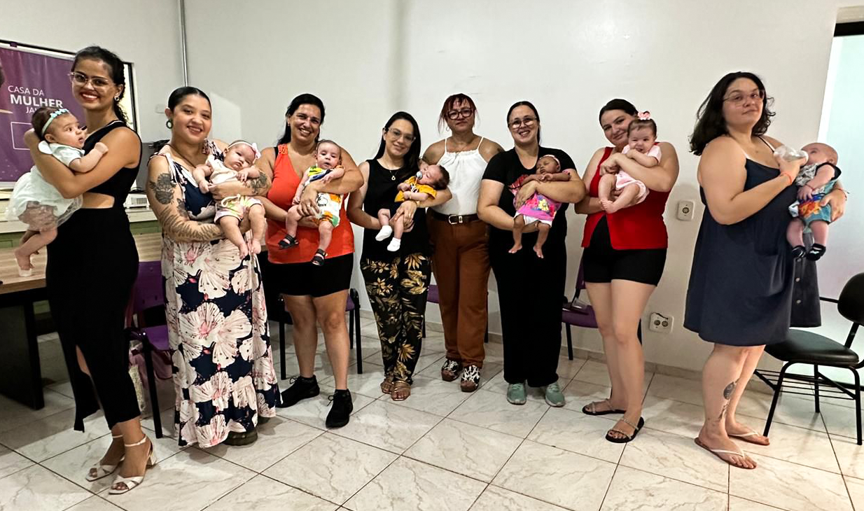 MAMÃES E SEUS BEBÊS BRILHAM EM ENTREGA DE ENSAIO FOTOGRÁFICO