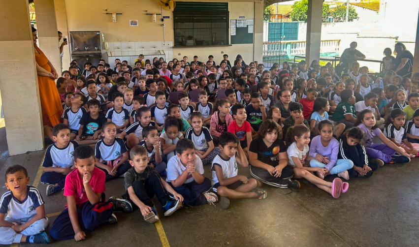 ENTREGA DE LIVROS FORTALECE O INCENTIVO À LEITURA NA EMEF VEREADOR ÂNGELO RONCHESEL