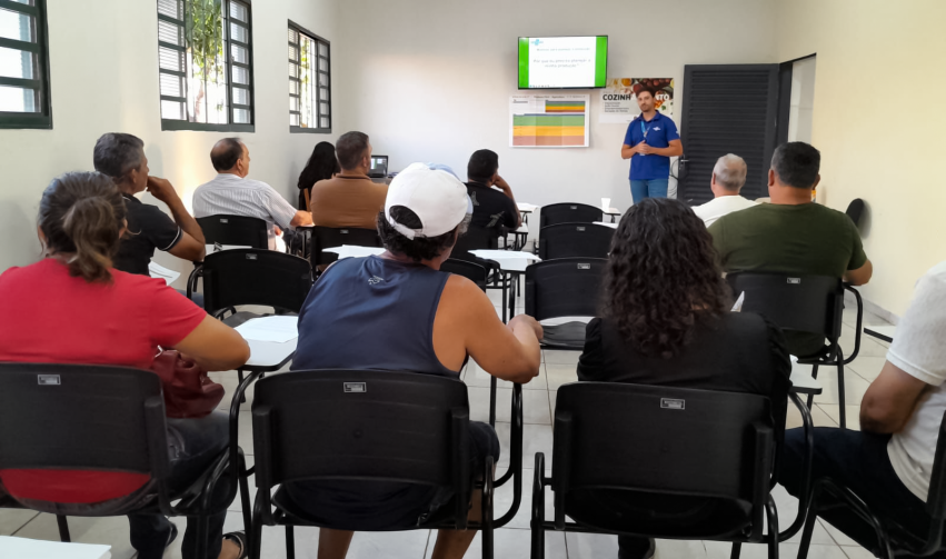 PRODUTORES RURAIS RECEBEM ORIENTAÇÕES SOBRE LINHAS DE CRÉDITO E INVESTIMENTOS