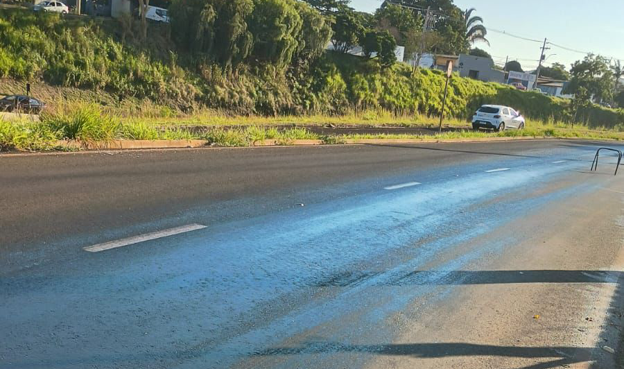 TRECHO DA AVENIDA DEPUTADO ZIEN NASSIF É INTERDITADO POR DERRAMAMENTO DE ÓLEO