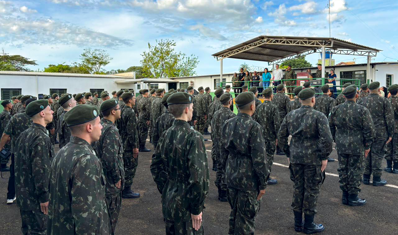 PREFEITURA PARTICIPA DE EVENTO ORGANIZADO PELO TIRO DE GUERRA EM HOMENAGEM AO 'DIA DAS MÃES'