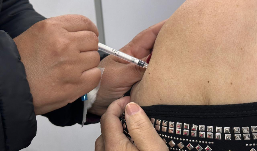 JAHU VACINA SERVIDORES PÚBLICOS CONTRA GRIPE E REFORÇA IMUNIZAÇÃO PARA TODA A POPULAÇÃO