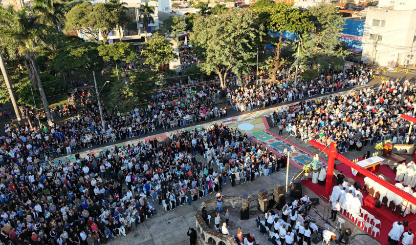 CELEBRAÇÃO DE CORPUS CHRISTI REÚNE MILHARES DE FIÉIS