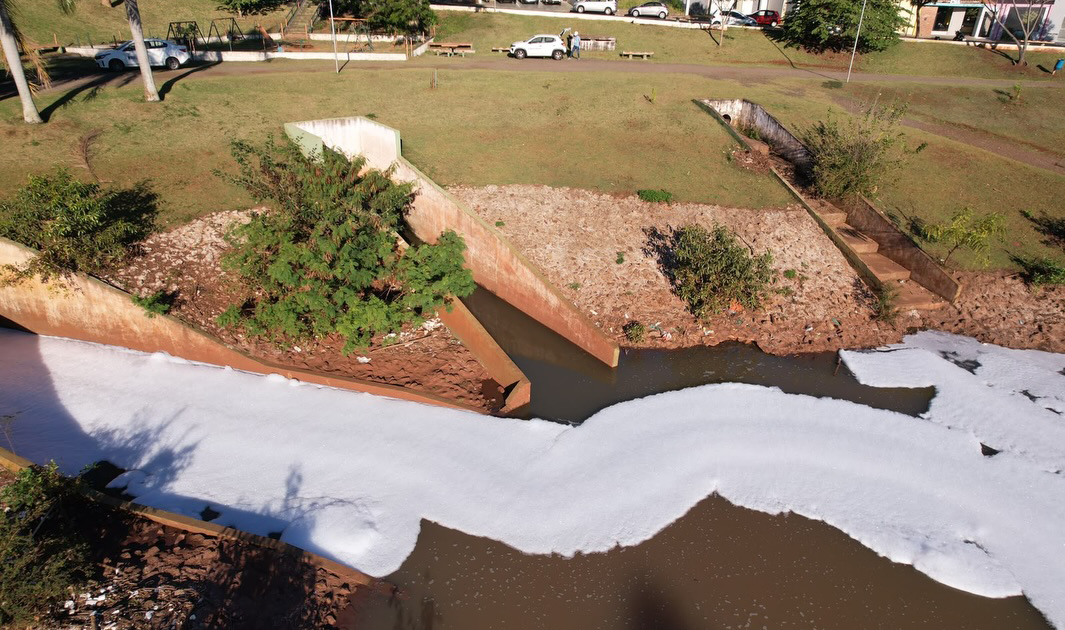 PREFEITURA E SAEMJA APURAM DESCARTE IRREGULAR DE PRODUTOS QUÍMICOS NO LAGO DO SILVÉRIO