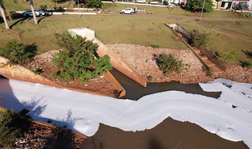 PREFEITURA E SAEMJA APURAM DESCARTE IRREGULAR DE PRODUTOS QUÍMICOS NO LAGO DO SILVÉRIO