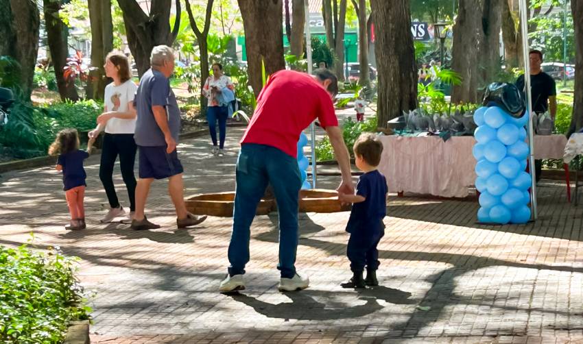 DIA DOS PAIS É CELEBRADO COM MÚSICA, ORAÇÃO E ALEGRIA NA PRAÇA DA REPÚBLICA