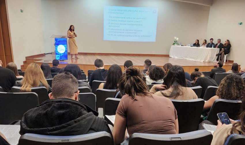 AGOSTO LILÁS: ESPECIALISTAS DIALOGAM SOBRE OS 20 ANOS DA LEI MARIA DA PENHA