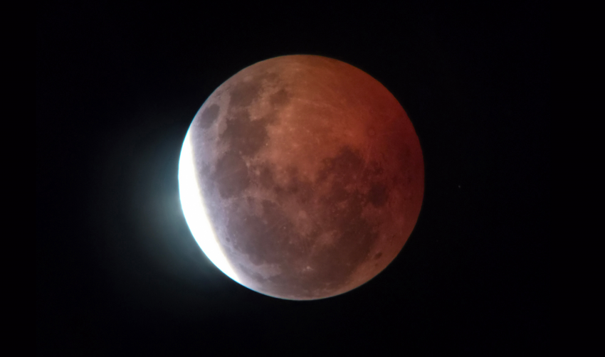 UMA NOITE DE OLHOS VOLTADOS PARA A LUA