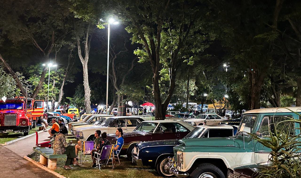 FIM DE SEMANA DE CARROS ANTIGOS, MÚSICA E MUITA GENTE NA PRAÇA DO MUSEU