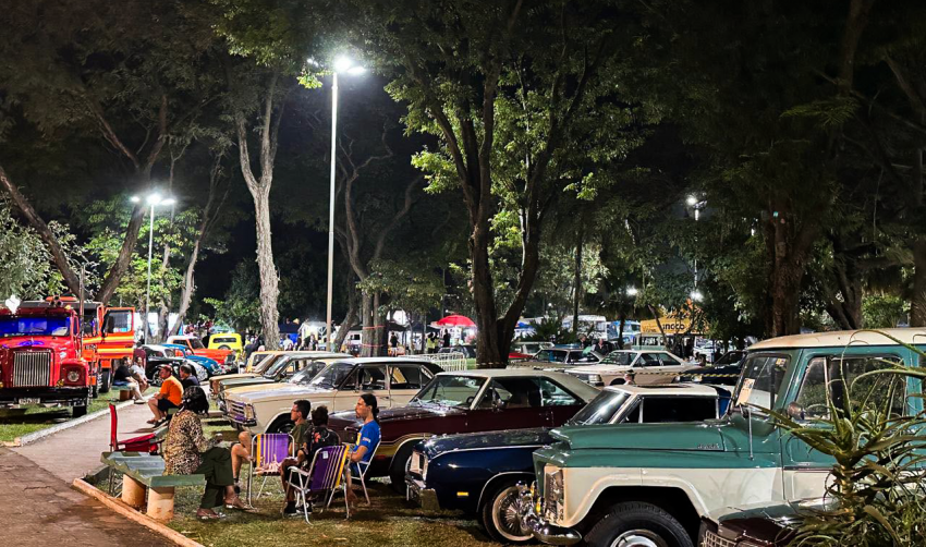 FIM DE SEMANA DE CARROS ANTIGOS, MÚSICA E MUITA GENTE NA PRAÇA DO MUSEU