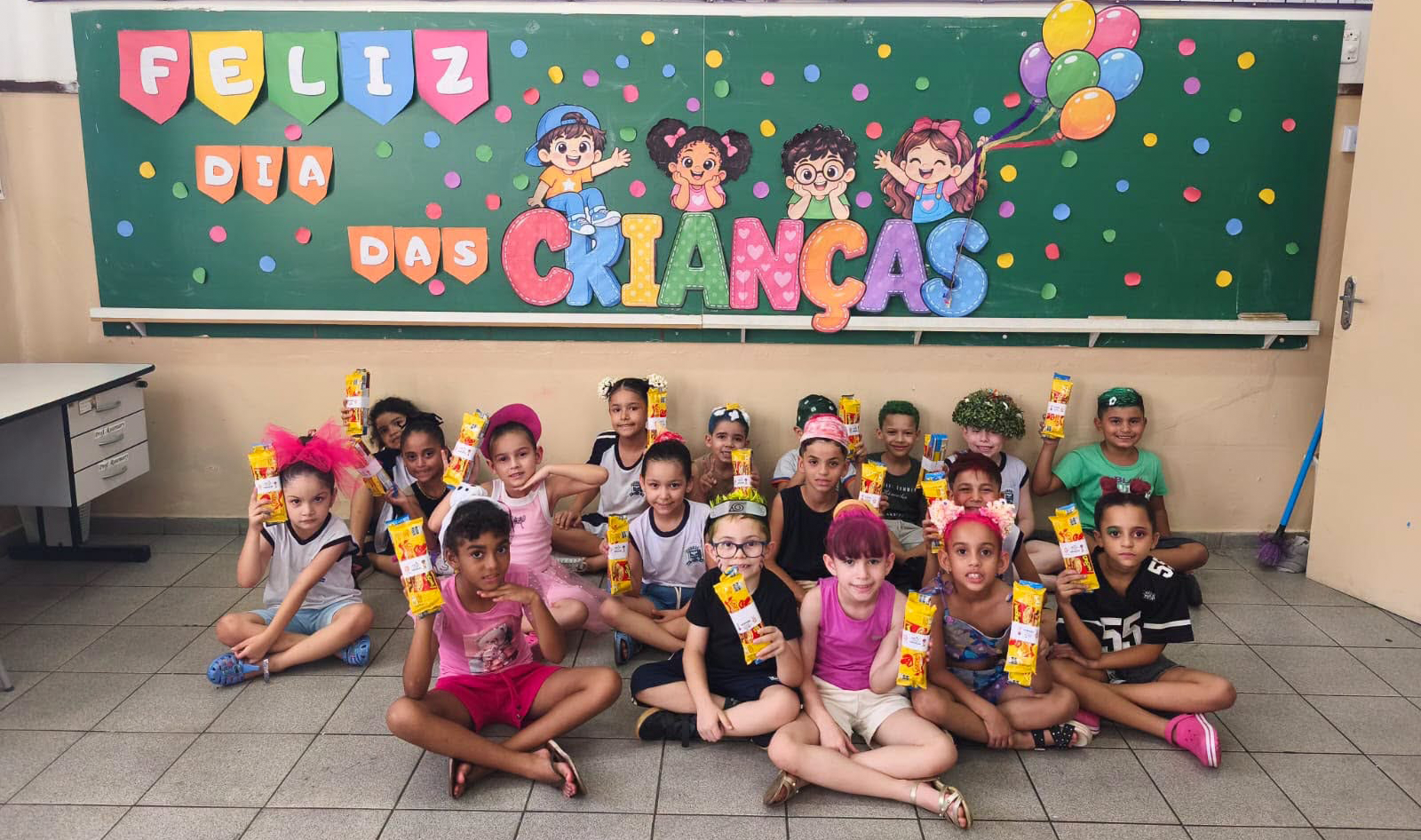 ALUNOS DA REDE MUNICIPAL RECEBEM DOCES EM COMEMORAÇÃO AO DIA DAS CRIANÇAS!